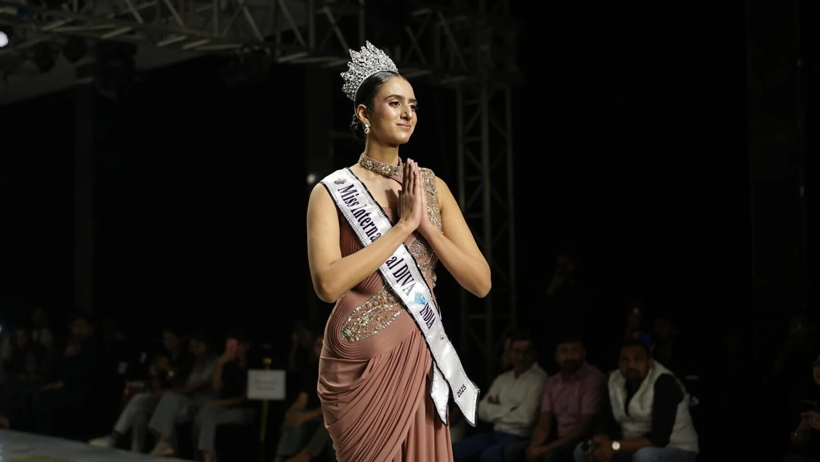 Mrs Bharat Universe winner on stage